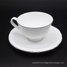 Hueso de porcelana blanca con borde dorado en relieve